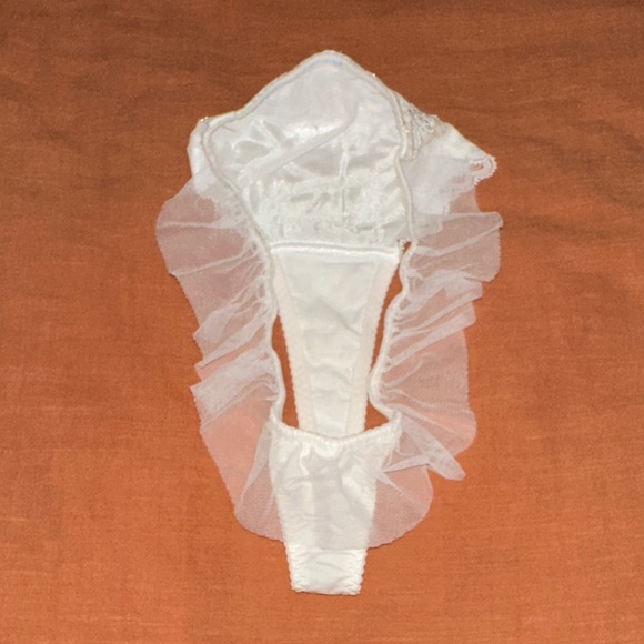 Luxurious Cream Lace Bra and Panty Set - Picture 7 of 7